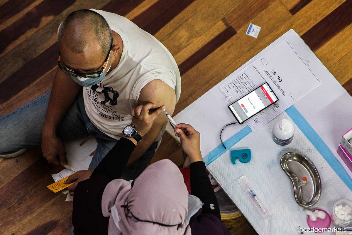 The seven-day moving average of daily Covid-19 vaccine doses administered also increased to 290,646 on Monday (Sept 27) from 285,829 the day before. (Photo by Zahid Izzani Mohd Said/The Edge)